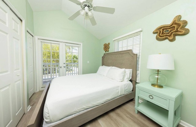 Perfect for Family and Friends! Gorgeous Villa with Full Kitchen! Pool Access