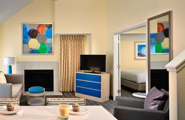 Perfect for Groups! 2 Spacious Units w/ Kitchens, Free Breakfast, Outdoor Pool!