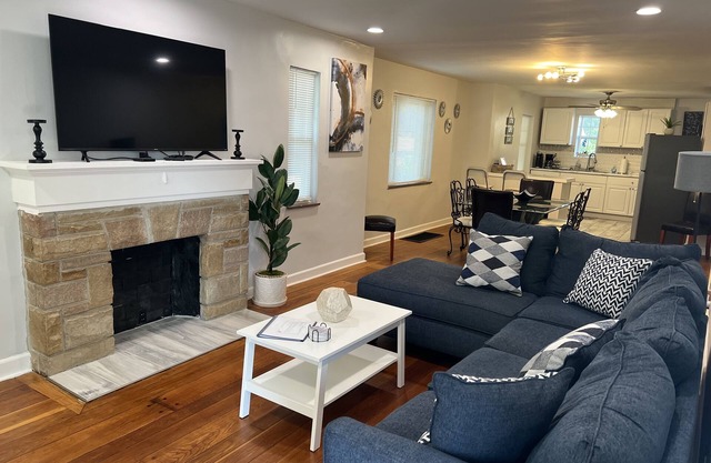 Perfect location 2 minutes to Kenwood Mall, 10 minutes to Downtown