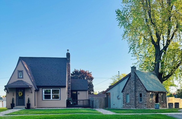 Perfect peaceful getaway! Three blocks from downtown! WiFi, large fenced yard.