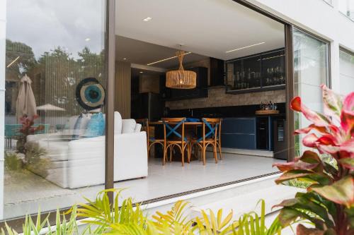 Perfeitos para família! Pé na areia com 2 suítes na Praia do Mutá!