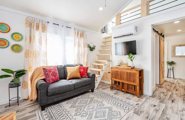 PET FRIENDLY 2 Bedroom Tiny House Firepit Minutes to Guntersville