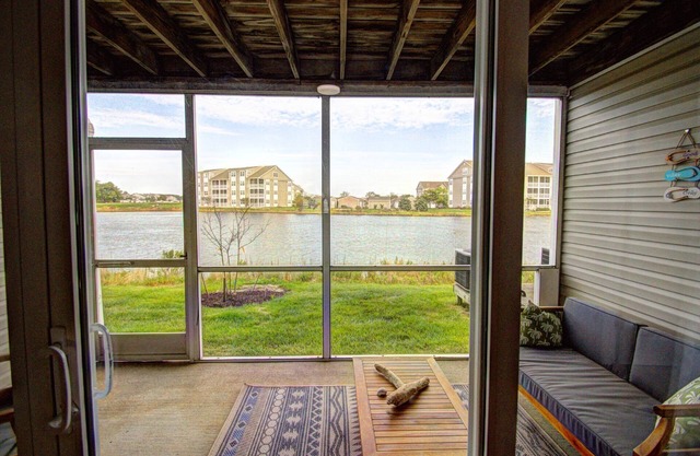 Pet Friendly, 2 Kayaks, 2 SUPS, Pool, Kids' Pool, Free* Golf & Activities, 10 Mins to Beach, 1st Fl.