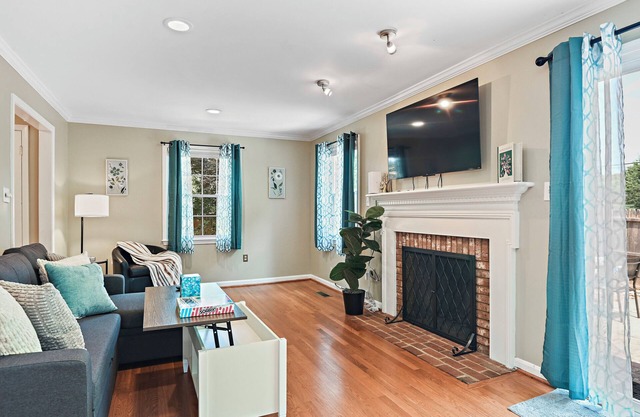 Pet Friendly 4 bd end unit TH, WiFi, Fenced in yard, near Washington DC/transit