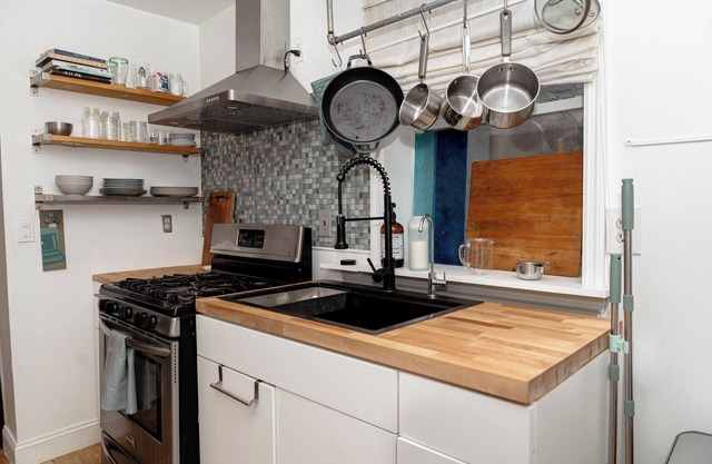 Pet Friendly 4-bedroom house for Corporate Stays