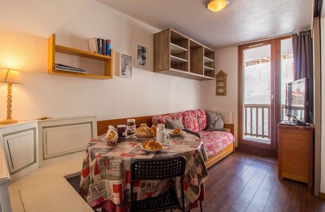 Pet friendly 5 bed ski-in ski-out stay in great location Vallandry - (Les Arcs)