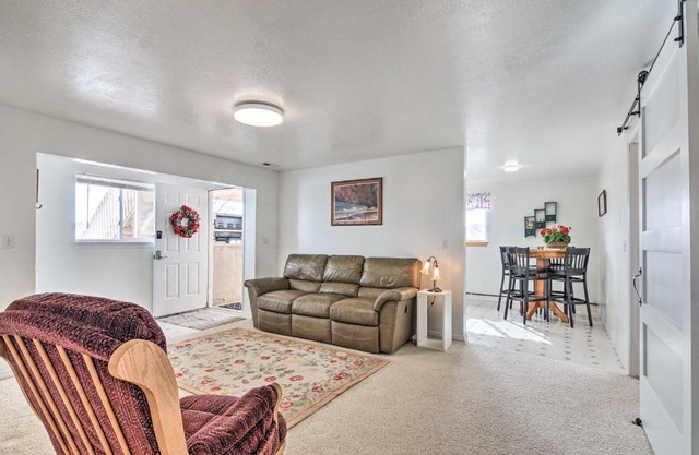 Pet-Friendly Aurora House with Mountain Views!