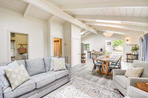 Pet-Friendly Buxton Home with Balcony, 2 Mi to Beach