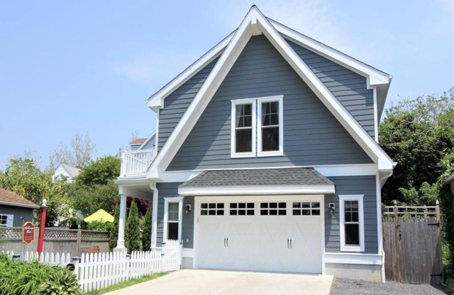 Pet Friendly Carriage House Walkable to Beach