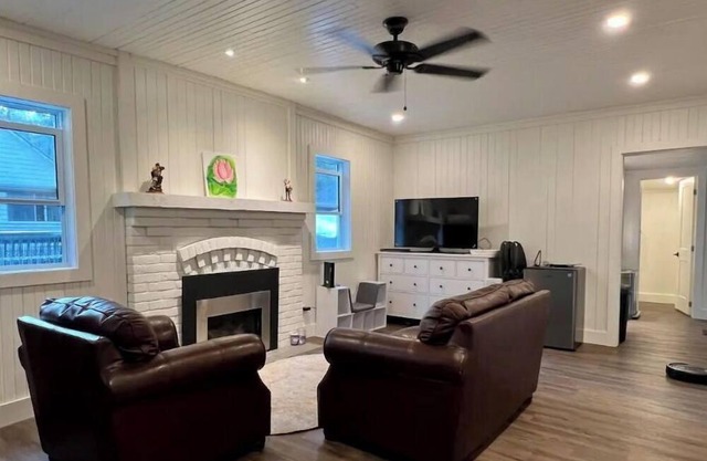 Pet friendly Cottage on Mary Lake - must see