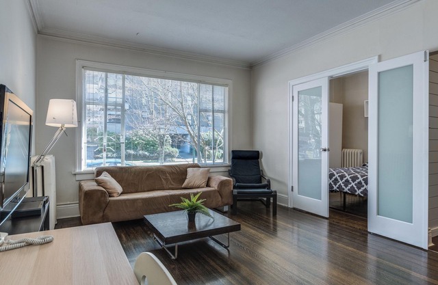 Pet Friendly Furnished 2 Bedroom @ 935 Jervis