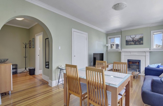 Pet Friendly Furnished 2 Bedroom @ 935 Jervis