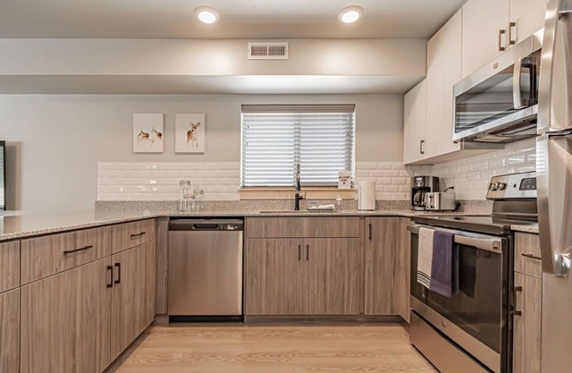 Pet Friendly!Heart of Rexburg close to Jackson Hole,Yellowstone Nat park & BYUI