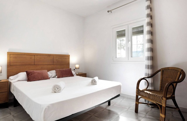 Pet-Friendly Holiday Home "Villa Montenmedio 2" with Mountain View & Pool