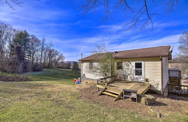 Pet-Friendly Home w/Grill & Farm in Meadowview!
