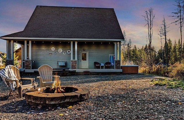 Pet Friendly, Hot Tub, EV Charger & Skiing/Snowmobile trails near by!