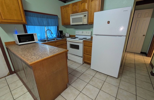 Pet friendly Lakeview cabin with fishing area near Coushatta La.