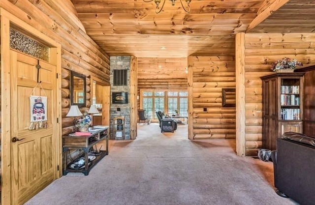PET FRIENDLY! Log Cabin With Abundant Privacy! 10% DISCOUNT AVAILABLE TO VETERANS & MILITARY RETIRE