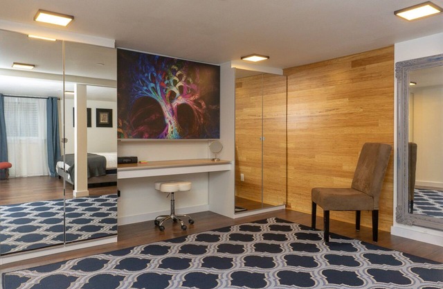 Pet Friendly Luxury King Suite in fun location