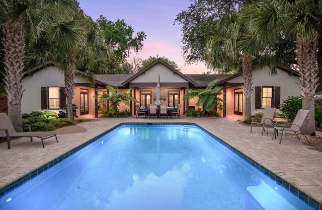 Pet Friendly! Private Getaway - Close to Village, Shopping & Restaurants!