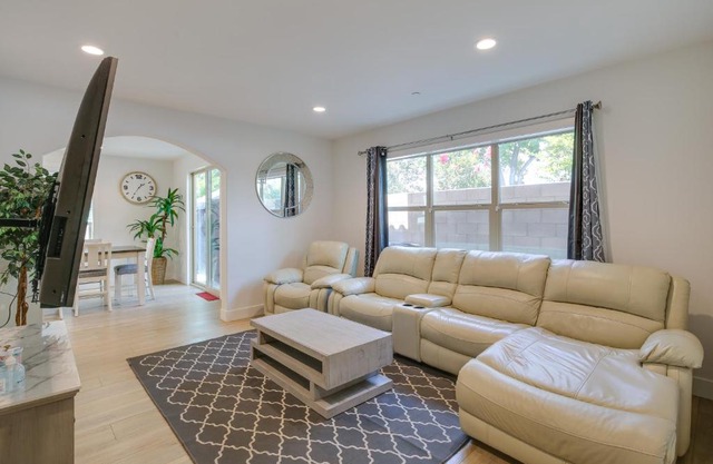 Pet-Friendly Paramount Home, 16 Mi to Los Angeles!