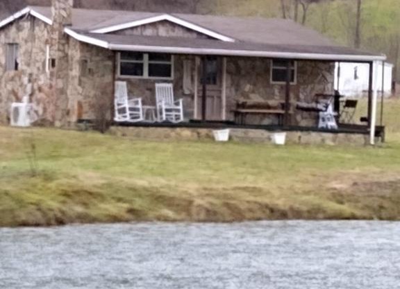 Pet friendly rustic cabin with views 26 min to downtown Asheville