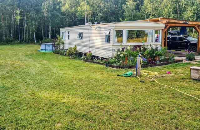 Pet friendly (sta)caravan in Sapunki