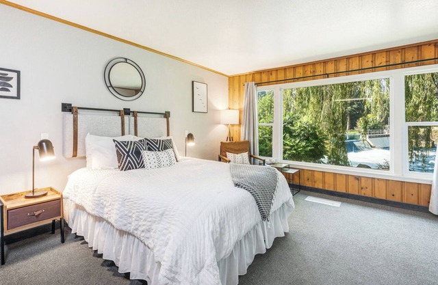Pet Friendly Studio in Downtown Bend with Kitchenette and River View!