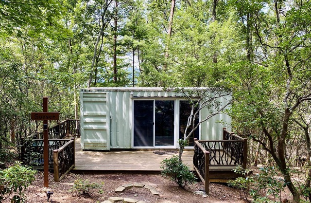 Pet-friendly Sunset Eco Container Cabin 10 minutes from Downtown Dahlonega