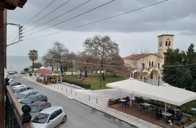 Petalidi Square