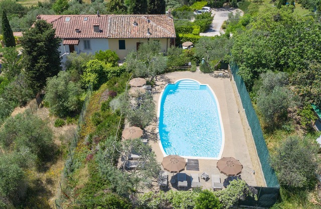 PETIROSSO: Peaceful apt close to Tuscany 's best treasures, 1 mile from shops