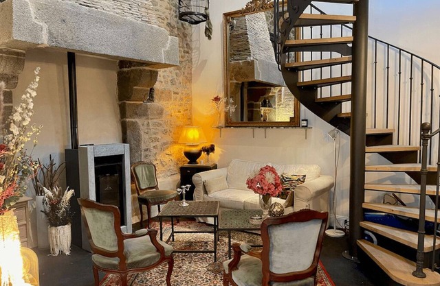 Petite Maison Darrière-cour au Pied du Château