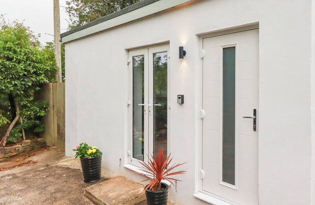 PHEASANT VIEW, pet friendly, with a garden in Carnon Downs