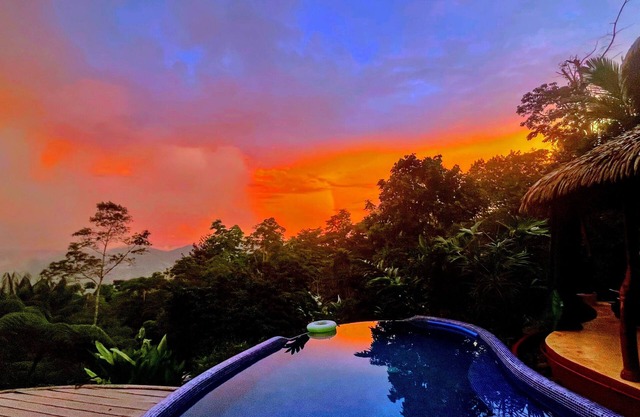 Phenomenal 6-bedroom hotel in Playa Matapalo