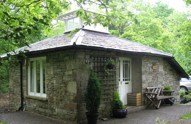 Picture Postcard Stone Cottage in an idyllic peaceful setting