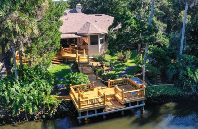 Piece of Heaven on the Homosassa river.fishing relaxing and dining with a boat l