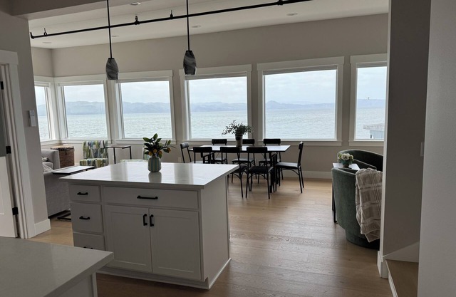 Pier 11-VISTA….2nd Story Apartment with Panoramic views of the Columbia River!