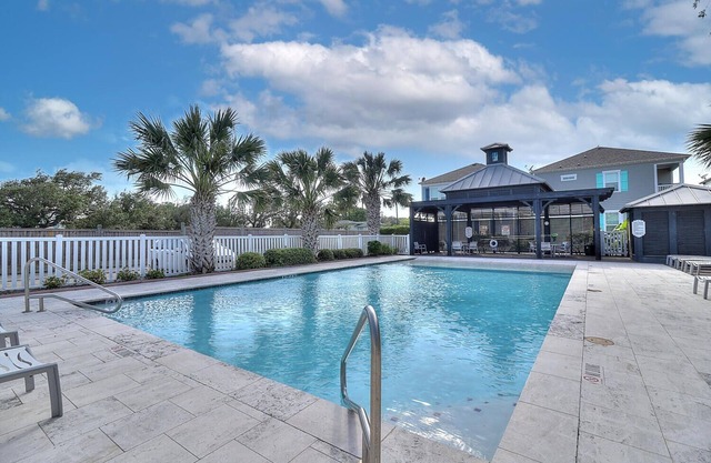 Pier access! Beautiful pool! 3 bedroom, 2.5 bathroom home in Rockport!