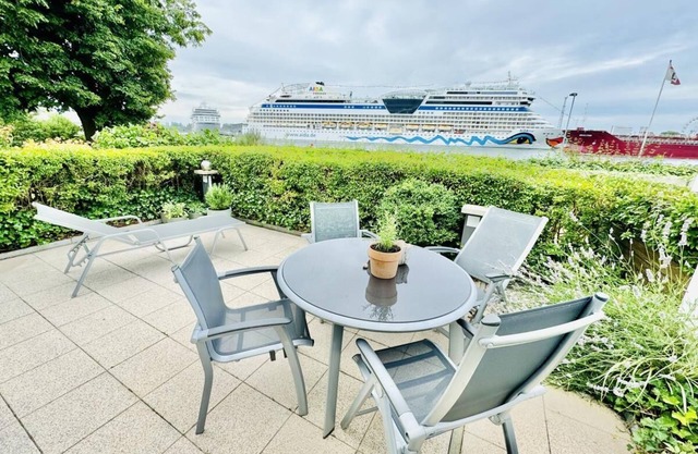 Pilot house, studio sea view