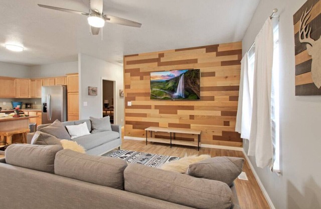 .Pine Crest Cottage · Fun Donnelly Getaway with a Hot Tub and Game Room!