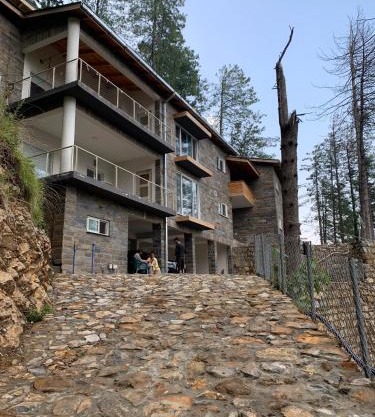 Pine Edge by T2R - Luxury 2BR Duplex Apartment Private Parking & Stunning Views in Khaira Gali near to Nathia Gali & Muree
