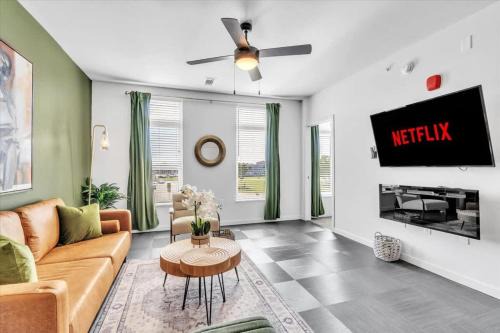 Pinnacle Heights 1Bdrm 2nd flr Near Walmart Amp Pool Fitness Center Yoga Studio Dog Spa