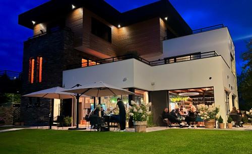 Pinot Noir Apartments & Wine Bar