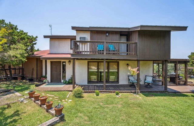 Pipe Creek Escape w/Screened-In Porch & Hot Tub!