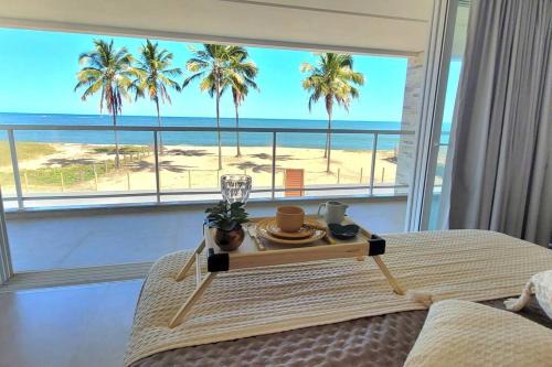 Piscina aquecida, 5 suítes e pé na areia com vista espetacular!