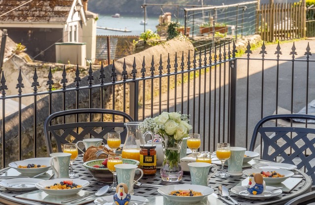 Place View is a delightful and traditional Cornish terraced cottage.