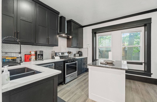 Plaza District 6BR Oasis Walk to Art Food 15