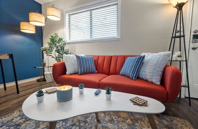 Pleasant 1BD: AT&T Walkable, Inviting & Lovable!