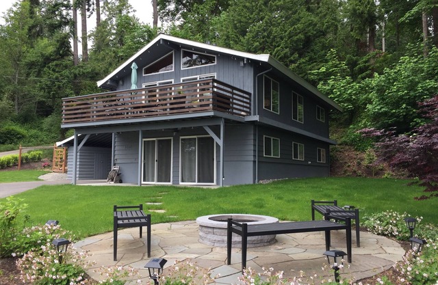 Pleasant Beach Getaway - Breathtaking Puget Sound Views and Steps from the Beach