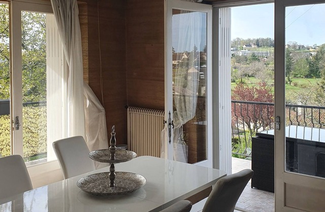 Pleasant bright house near Sarlat 6 people of 120 m2 and a garden